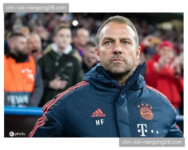 特写:弗里克在拜仁丢球后立即走向战术板与基米希沟通 特写:弗里克在拜仁丢球后立即走向战术板与基米希沟通