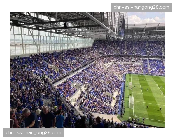 特写:比赛结束半小时后,安切洛蒂(观战埃弗顿)独自一人坐在古迪逊公园球场看台沉思 特写:比赛结束半小时后,安切洛蒂(观战埃弗顿)独自一人坐在古迪逊公园球场看台沉思